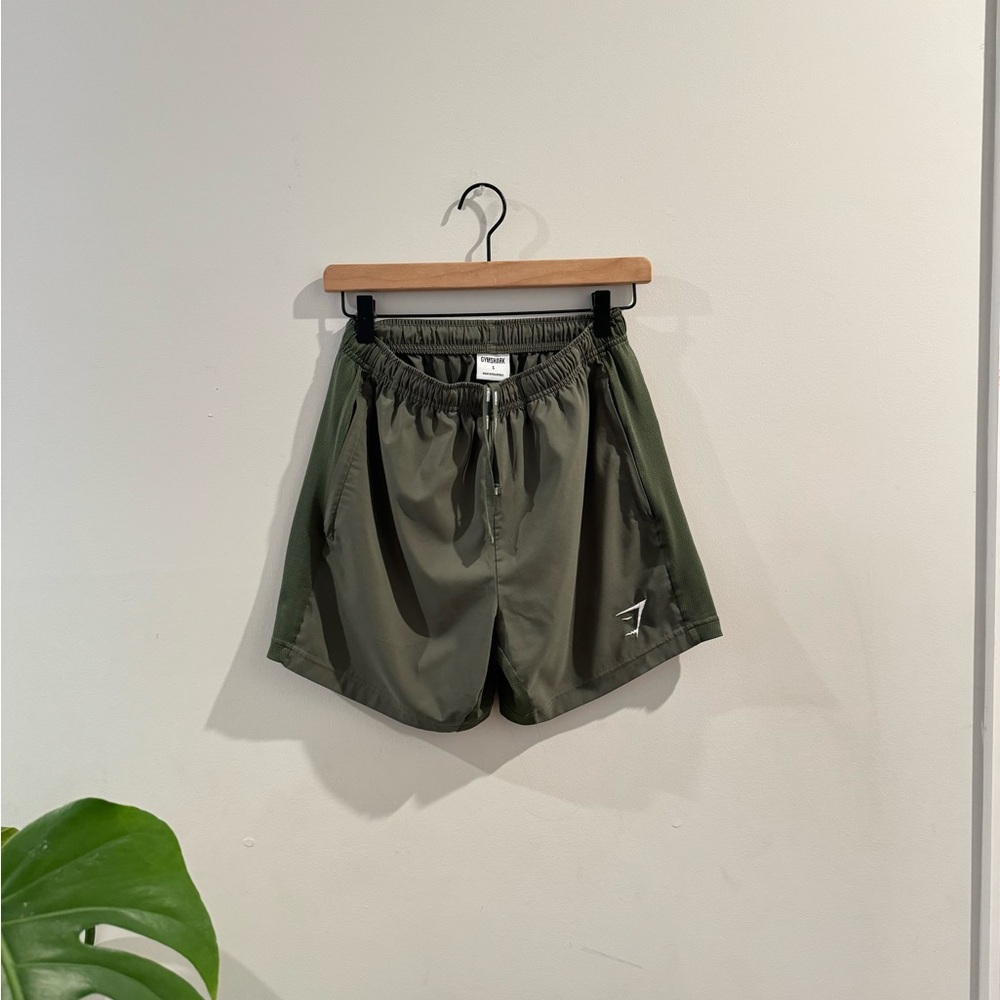 GYMSHARK OLIVE GREEN EMBROIDERED LOGO MENS SHORTS SIZE S